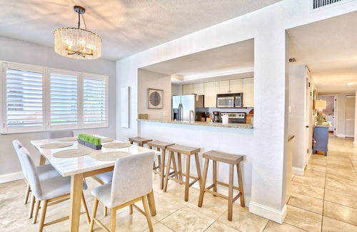 Sunset Beach Condo | Land's End 4-206 🌴Gated Community 🌞Bay Views🏖️Beach Access🌊Large Pool