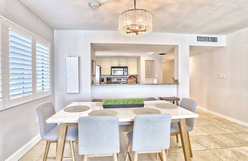 Sunset Beach Condo | Land's End 4-206 🌴Gated Community 🌞Bay Views🏖️Beach Access🌊Large Pool
