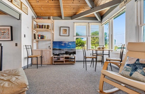 Salmon Creek House | Land's End: New England Style Beach Home! Sunsets! 3 min walk to Beach! WiFi