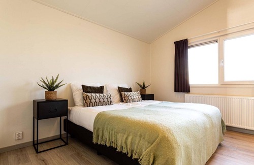 Cromvoirt Ski Chalet | ✓ Landhuis at Résidence de Leuvert ✓ Holiday home for 4 persons ✓ Located near Den Bosch (Noord-Brabant) ✓ Near De IJzeren Man ✓ Book directly through the park