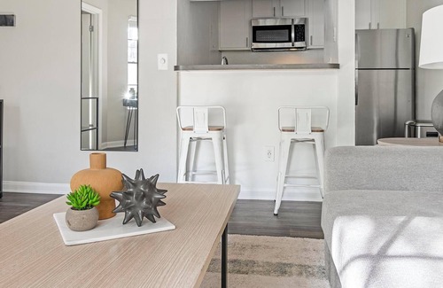 Sunbeam Apartment | Landing | Amazing 1BD, Gym, Pool