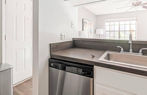 Sunbeam Apartment | Landing | Amazing 1BD, Gym, Pool