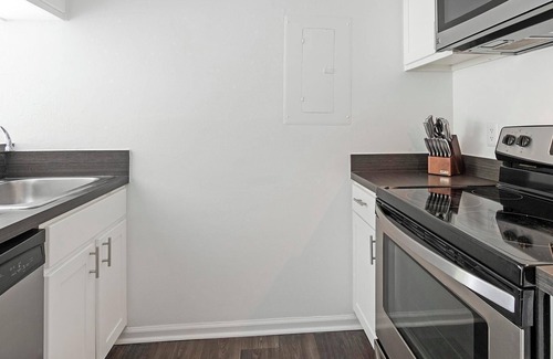 Sunbeam Apartment | Landing | Amazing 1BD, Gym, Pool