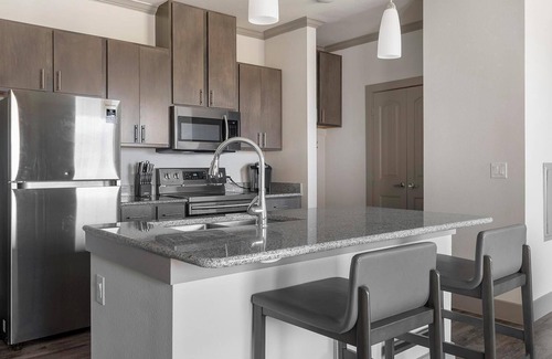 Manor Apartment | Landing | Amazing 1BD, Courtyard, Gym