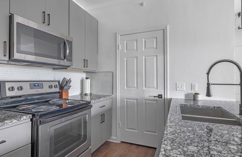 McNeil Apartment | Landing | Amazing 1BD, Gym, Pool
