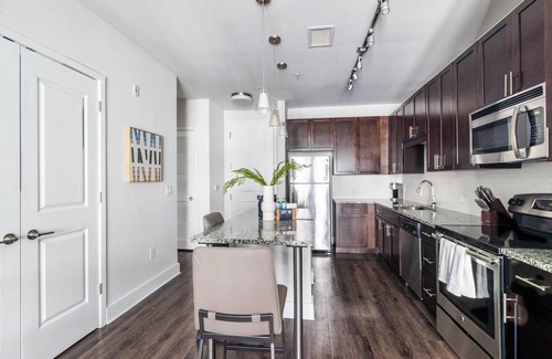 Central Business District Apartment | Landing | Amazing 1BD, Gym, Rooftop Lounge