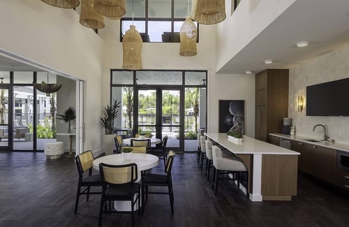 Biggar Apartment | Landing | Amazing 1BD, Pool, Gym