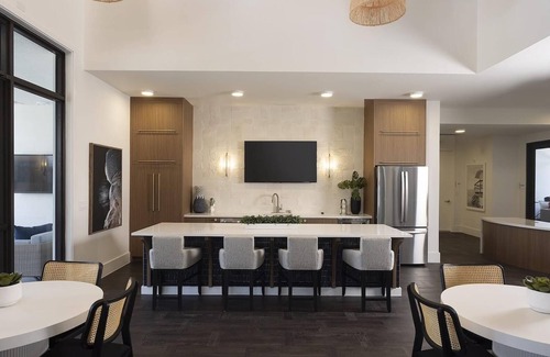 Biggar Apartment | Landing | Amazing 1BD, Pool, Gym