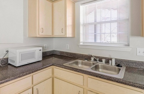 Southbelt/Ellington Apartment | Landing | Amazing 2BD, Clubhouse, Pool