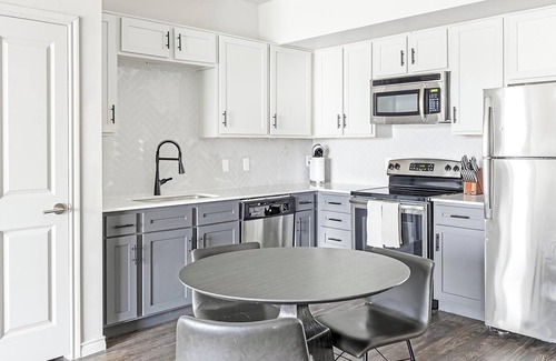 Kessler Apartment | Landing | Amazing 2BD, Gym, Pool