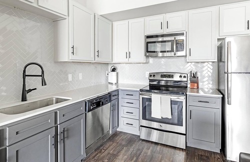 Kessler Apartment | Landing | Amazing 2BD, Gym, Pool