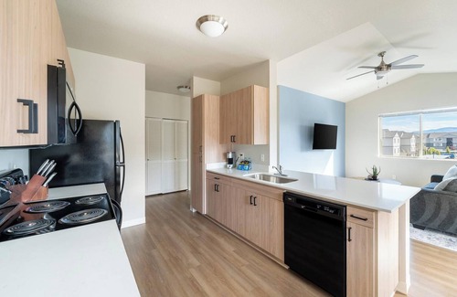 Molalla Apartment | Landing | Amazing 2BD, Gym, Pool