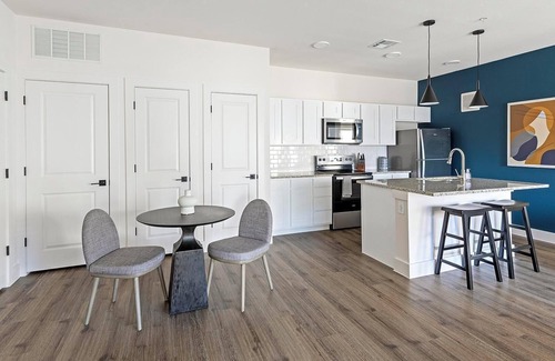 Venus Apartment | Landing | Amazing 2BD, Pool, Clubhouse