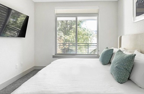 Near East Side Apartment | Landing at 120 Ninth Street - 1 Bedroom in Downtown