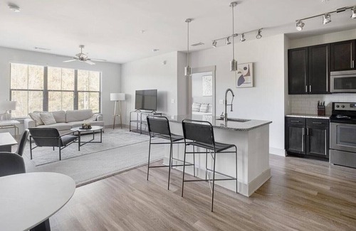 Crestline Heights Apartment | Landing at 4700 Colonnade - 2 Bedrooms in Overton