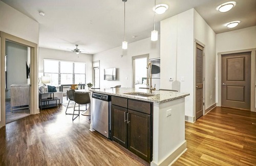 Crestline Heights Apartment | Landing at 4700 Colonnade - 2 Bedrooms in Overton