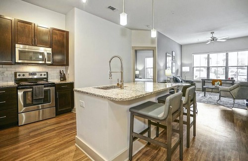 Crestline Heights Apartment | Landing at 4700 Colonnade - 2 Bedrooms in Overton