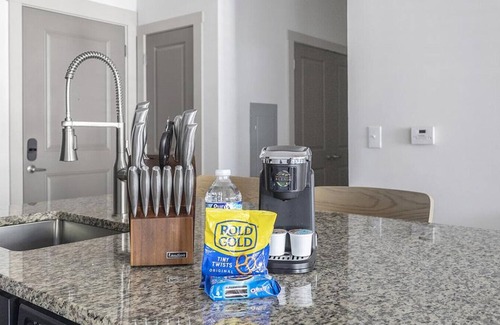 Crestline Heights Apartment | Landing at 4700 Colonnade - 2 Bedrooms in Overton