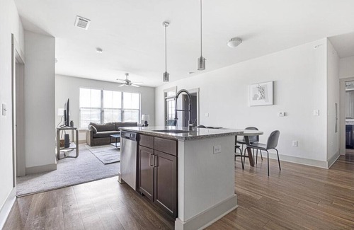 Crestline Heights Apartment | Landing at 4700 Colonnade - 2 Bedrooms in Overton