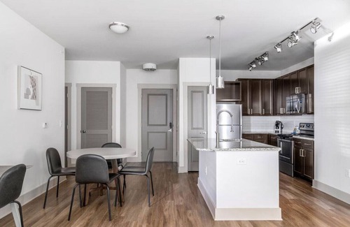 Crestline Heights Apartment | Landing at 4700 Colonnade - 2 Bedrooms in Overton