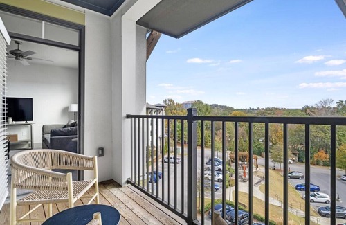 Crestline Heights Apartment | Landing at 4700 Colonnade - 2 Bedrooms in Overton