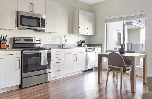 Overland Park Apartment | Landing at Avenue 80 - Studio in Colonial Village