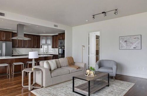 Uptown Apartment | Landing at Cortland on McKinney - 2 Bedrooms in Downtown Dallas