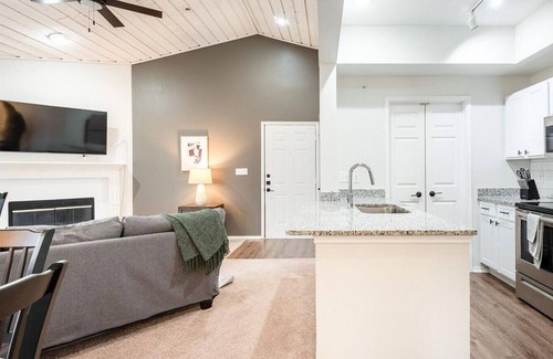 Fort Worth Apartment | Landing at Dixon at Stonegate - 2 Bedrooms in Downtown Fort Worth