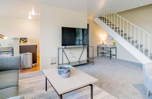 Renton Apartment | Landing at Echo Mountain - 2 Bedrooms in Downtown Kent