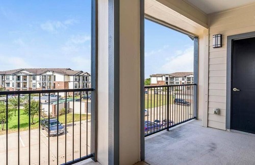 Katy Apartment | Landing at Falcon at Grand Harbor - 2 Bedrooms in West Cypress