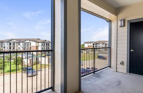 Katy Apartment | Landing at Falcon at Grand Harbor - 2 Bedrooms in West Cypress