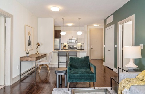 Brady Arts District Apartment | Landing at Flats on Archer - 1 Bedroom in Downtown
