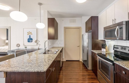 Brady Arts District Apartment | Landing at Flats on Archer - 1 Bedroom in Downtown