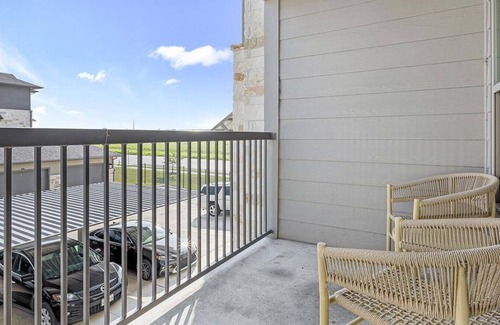 San Marcos Apartment | Landing at Hawthorne at Blanco Riverwalk - 2 Bedrooms in Downtown San Marcos