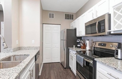 Jacksonville Apartment | Landing at Oaks at Normandy - 2 Bedrooms in Rolling Hills