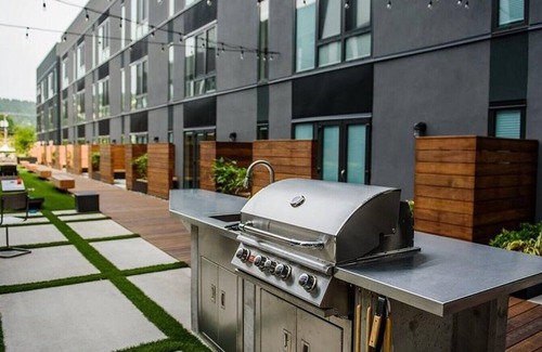 Uptown Apartment | Landing at Q21 - 1 Bedroom in Northwest Portland