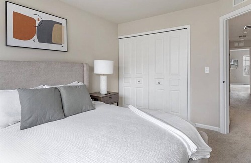 North Aurora Apartment | Landing at Randall Highlands - 3 Bedrooms in West Aurora