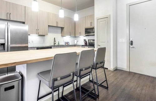 Near East Side Apartment | Landing at Rivera on Broadway - 1 Bedroom in Downtown