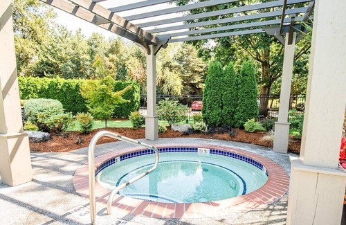 Kent Apartment | Landing at Signature Pointe - 1 Bedroom in Downtown Kent