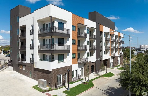 Fort Worth Apartment | Landing at Skyview at Crawford - 1 Bedroom in F.