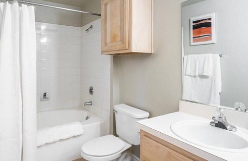 South Tulsa Apartment | Landing at Vantage on Yale - 1 Bedroom in Brookwood Ii