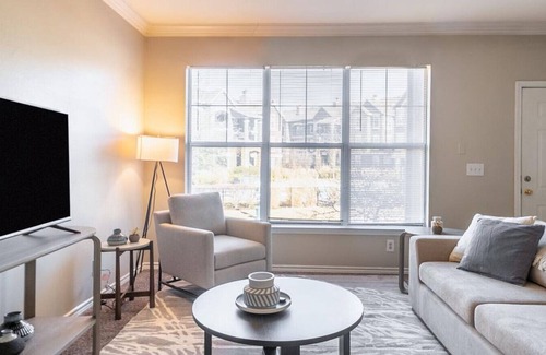 South Tulsa Apartment | Landing at Vantage on Yale - 1 Bedroom in Brookwood Ii