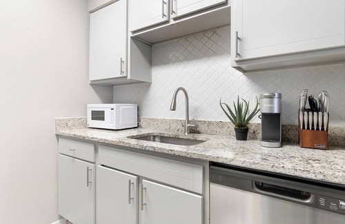 Royal Ridge Apartment | Landing | Beautiful 1BD, Gym, Clubhouse