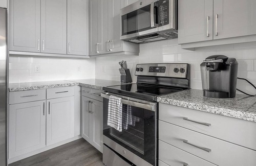Spring Branch East Apartment | Landing | Beautiful 1BD, Gym, Pool