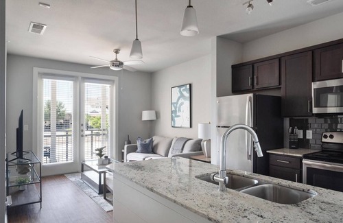 Buda Apartment | Landing | Beautiful 1BD, Gym, Yoga Studio