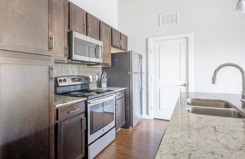 Buda Apartment | Landing | Beautiful 1BD, Gym, Pool