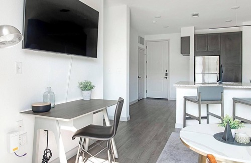 Dallas Apartment | Landing | Beautiful 1BD, Pool, Gym