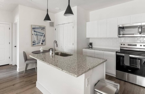 Venus Apartment | Landing | Beautiful 1BD, Pool, Clubhouse