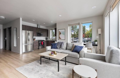 Hayden Island Apartment | Landing | Beautiful 1BD, Pool, Clubhouse