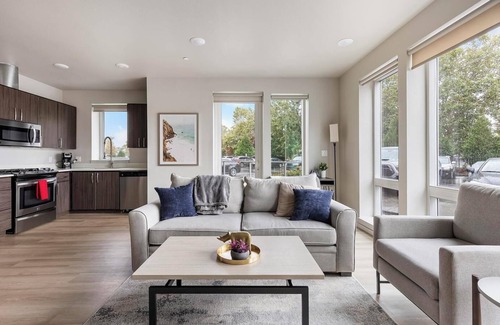 Hayden Island Apartment | Landing | Beautiful 1BD, Pool, Clubhouse